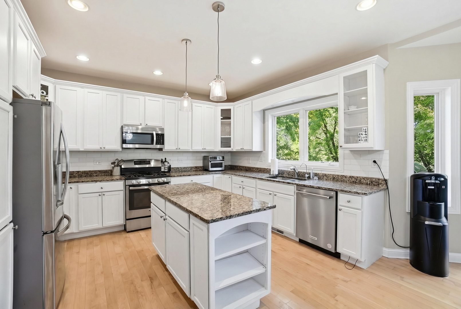 10S372 Tim Court, Willowbrook, IL 60527