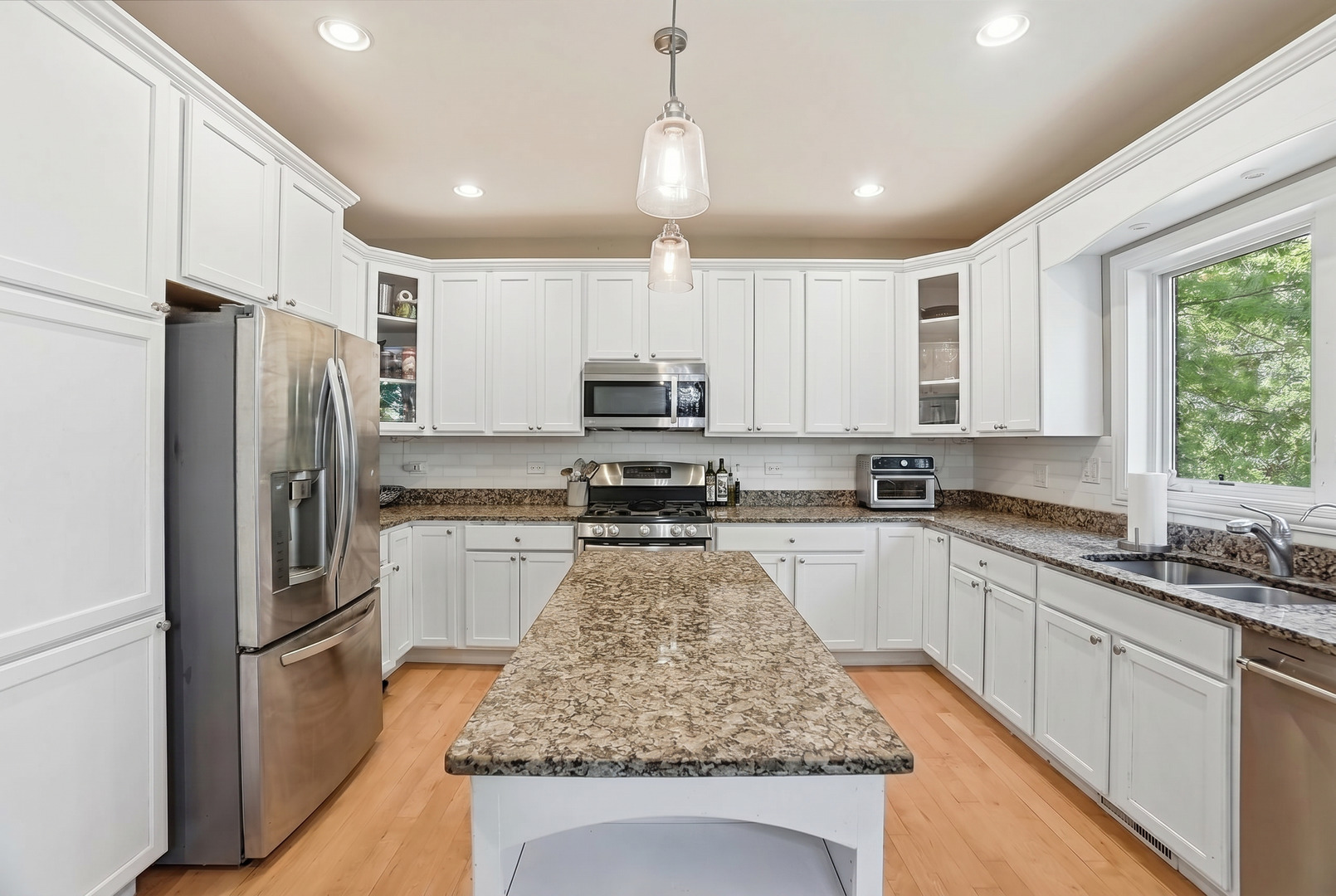 10S372 Tim Court, Willowbrook, IL 60527