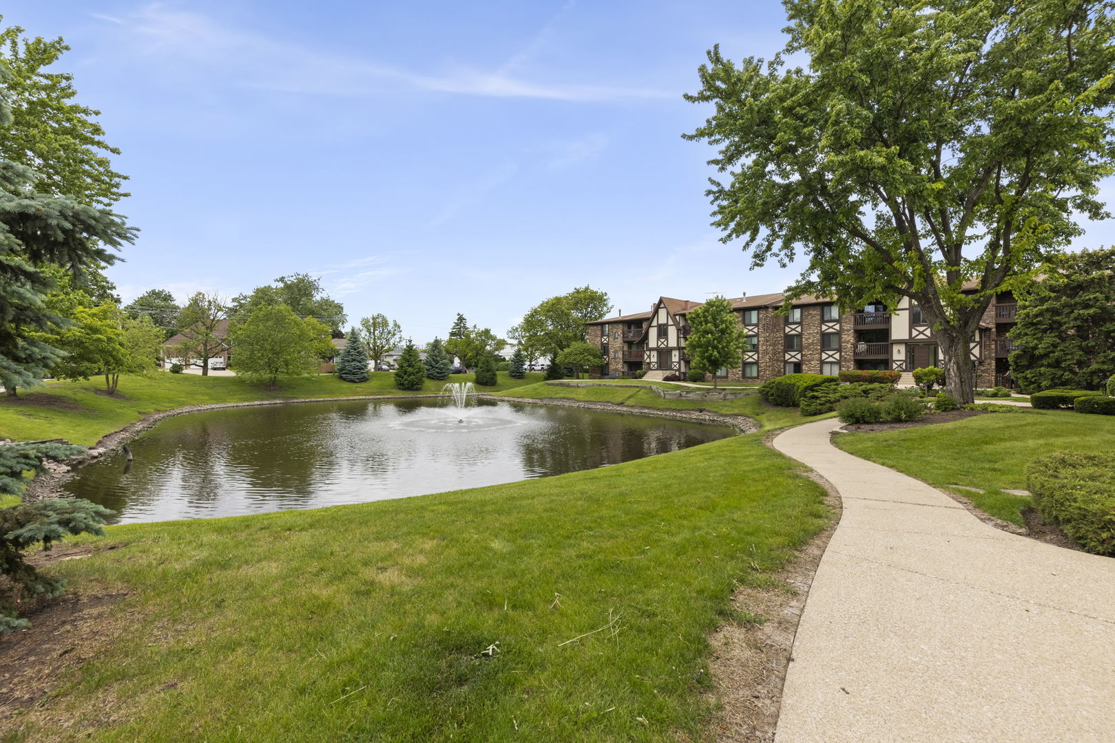 525 Cumnor Road #306, Westmont, IL 60559