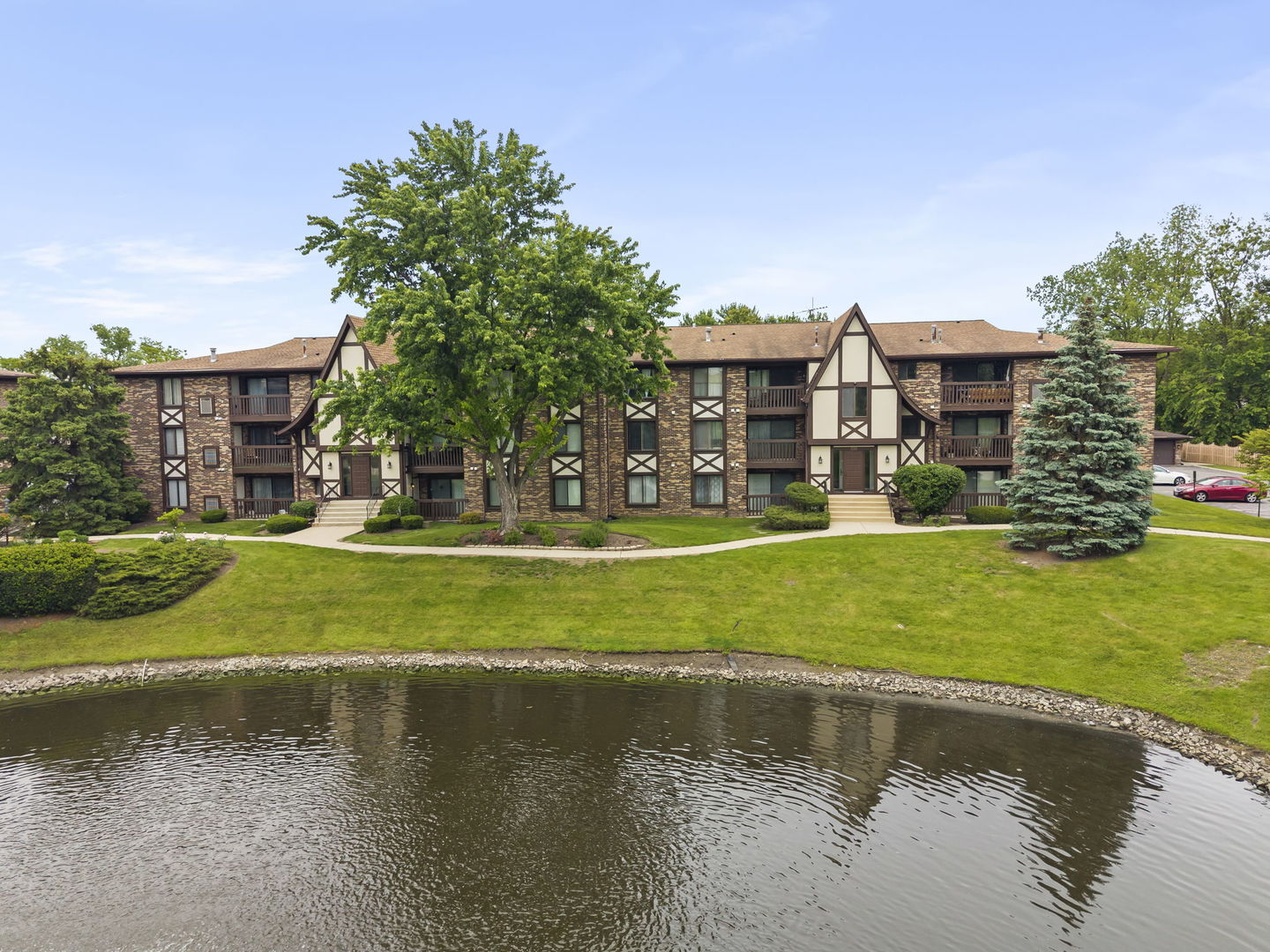 525 Cumnor Road #306, Westmont, IL 60559