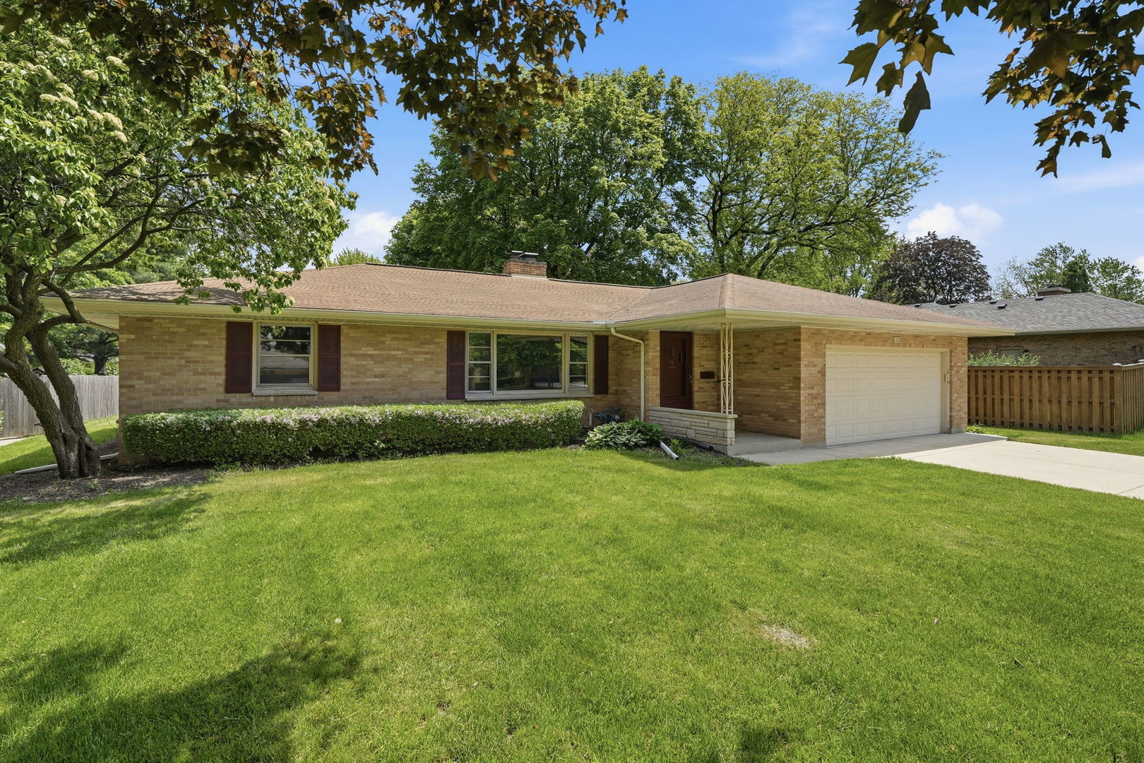 152 Crestwood Drive, East Dundee, IL 60118