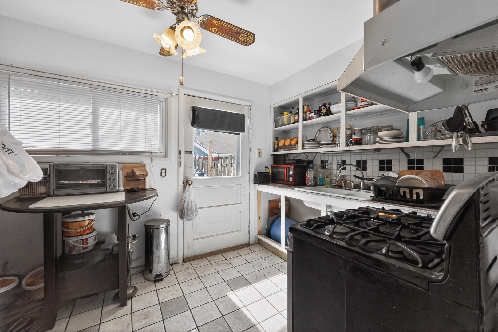 110 W Valley View Drive, McHenry, IL 60051