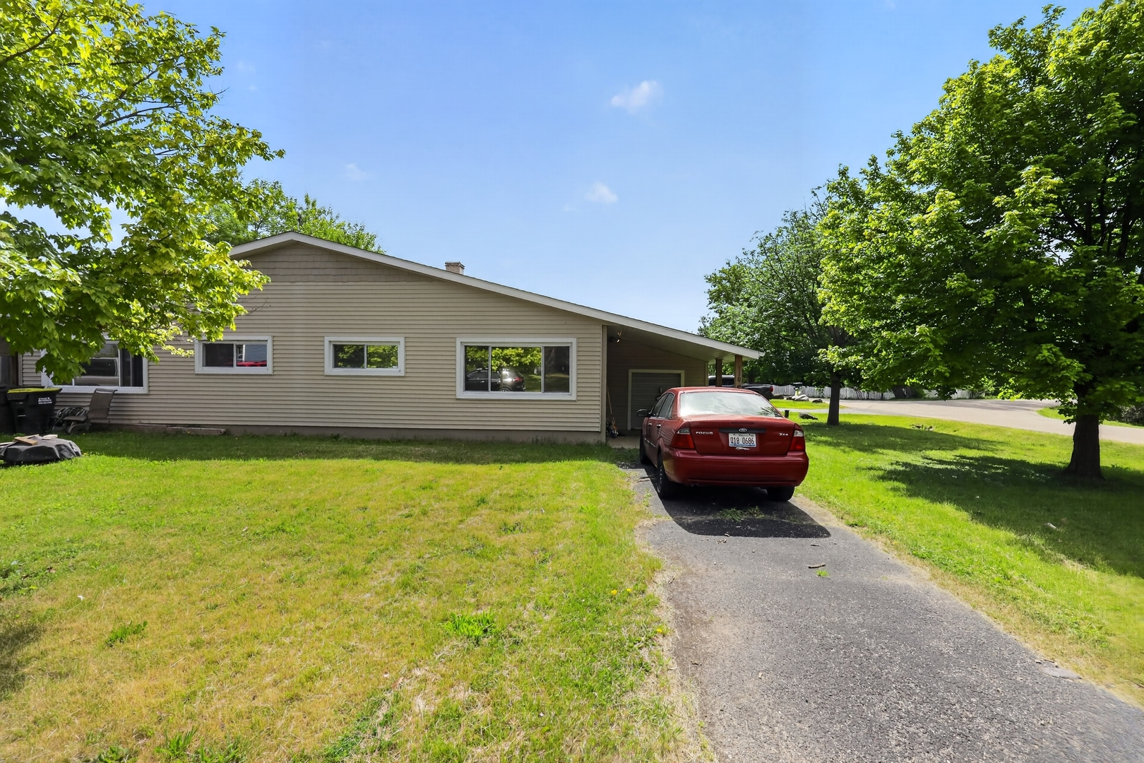 110 W Valley View Drive, McHenry, IL 60051