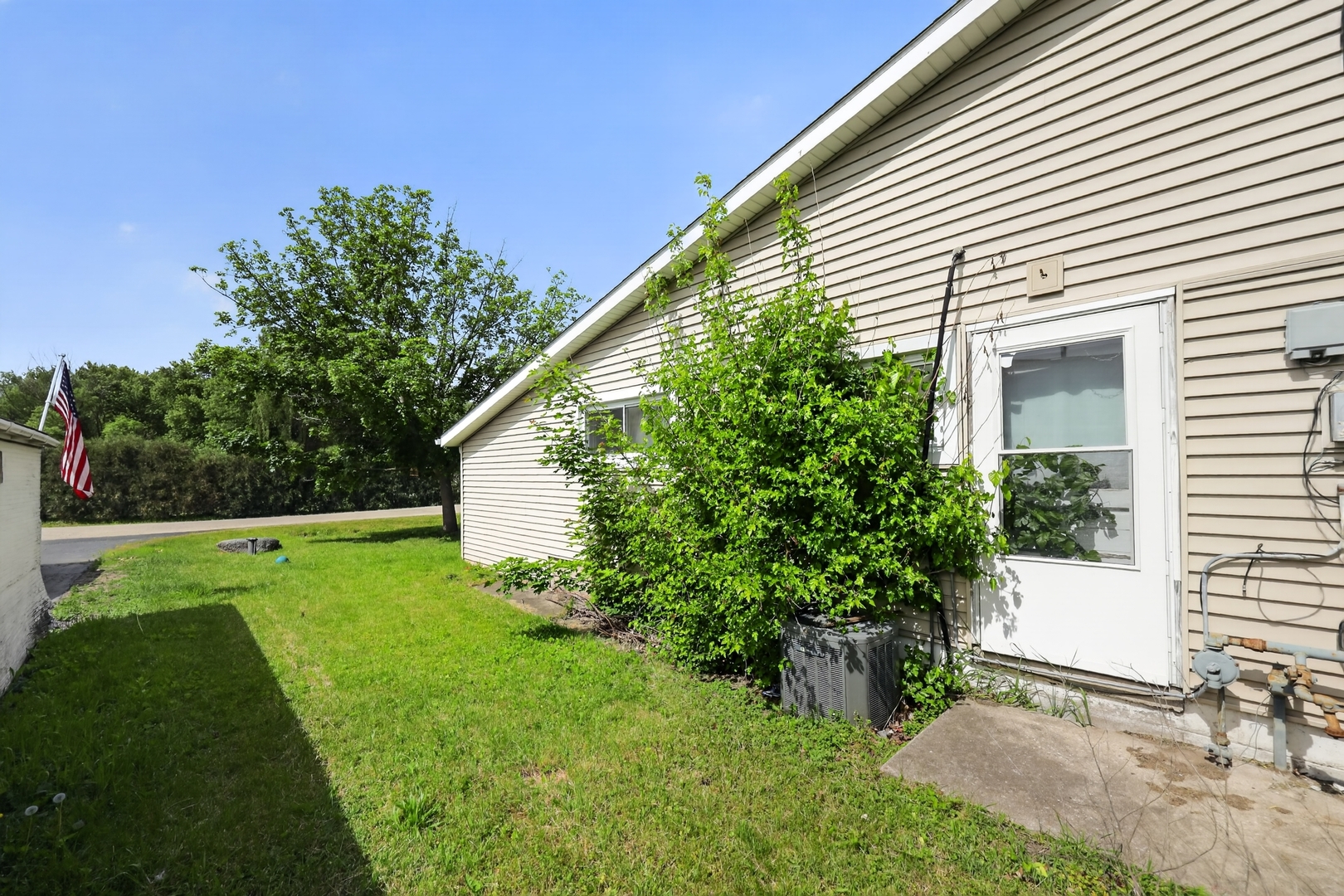 110 W Valley View Drive, McHenry, IL 60051