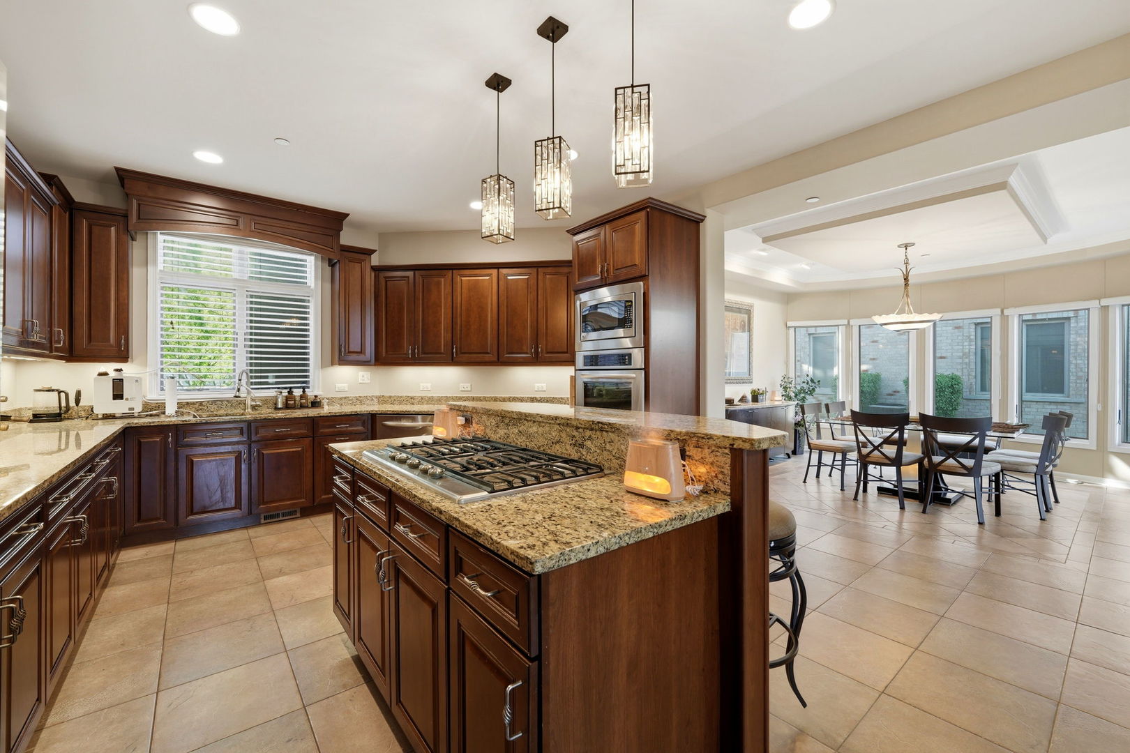 1406 W Rue Paris Place, Inverness, IL 60067
