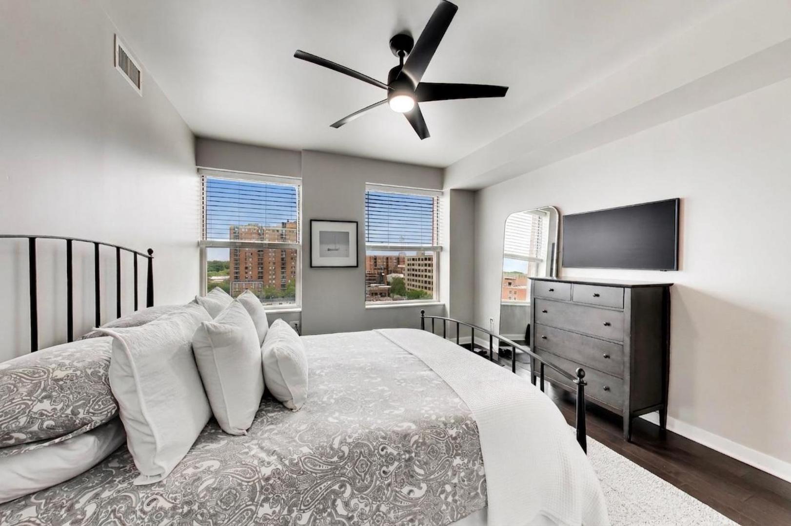 77 S Evergreen Avenue #806, Arlington Heights, IL 60005