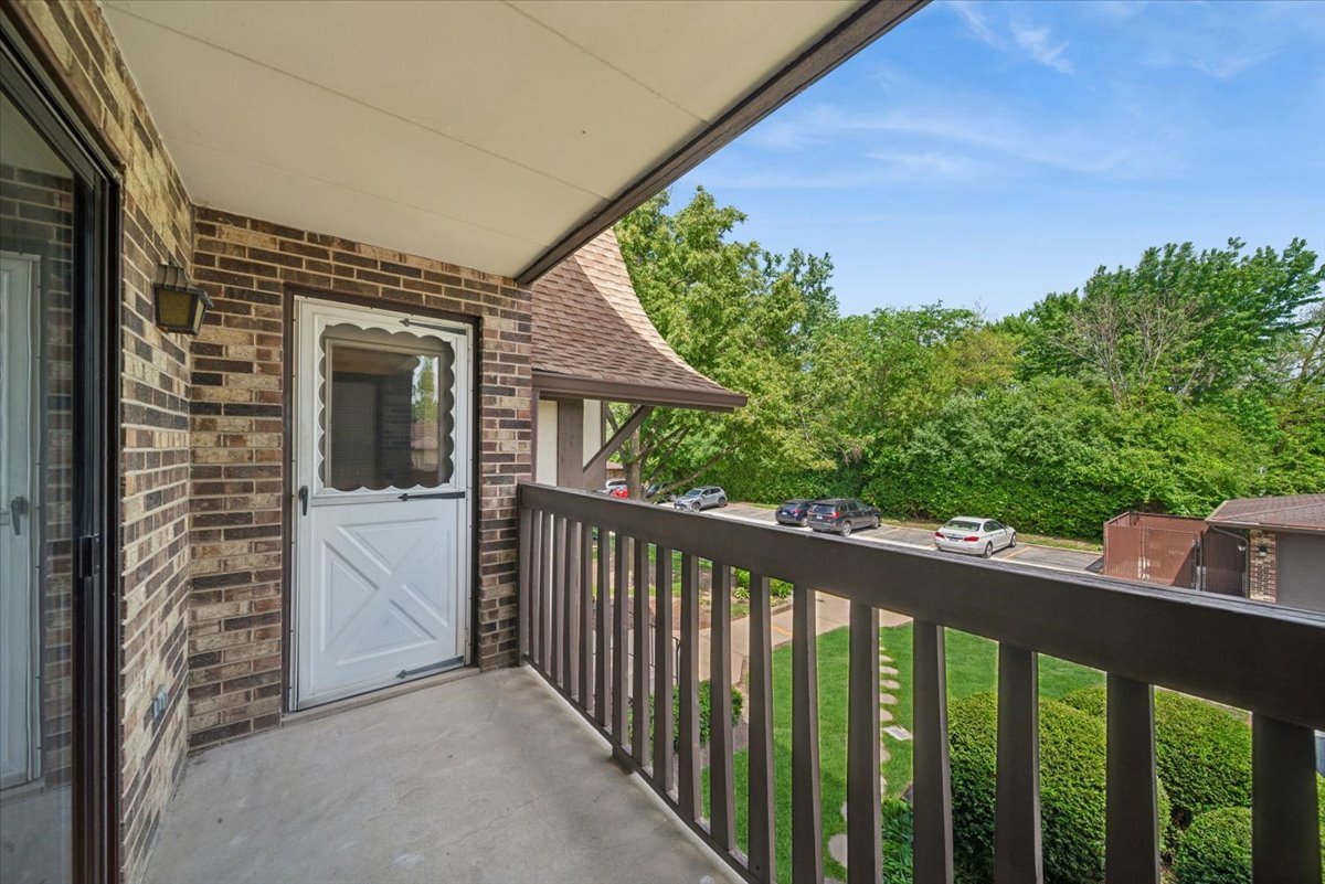 525 Cumnor Road #204, Westmont, IL 60559