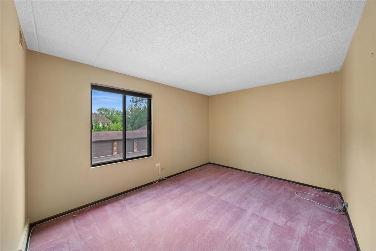 525 Cumnor Road #204, Westmont, IL 60559