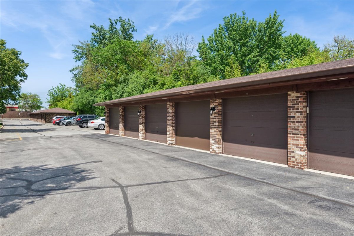 525 Cumnor Road #204, Westmont, IL 60559