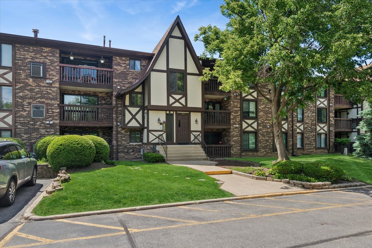 525 Cumnor Road #204, Westmont, IL 60559