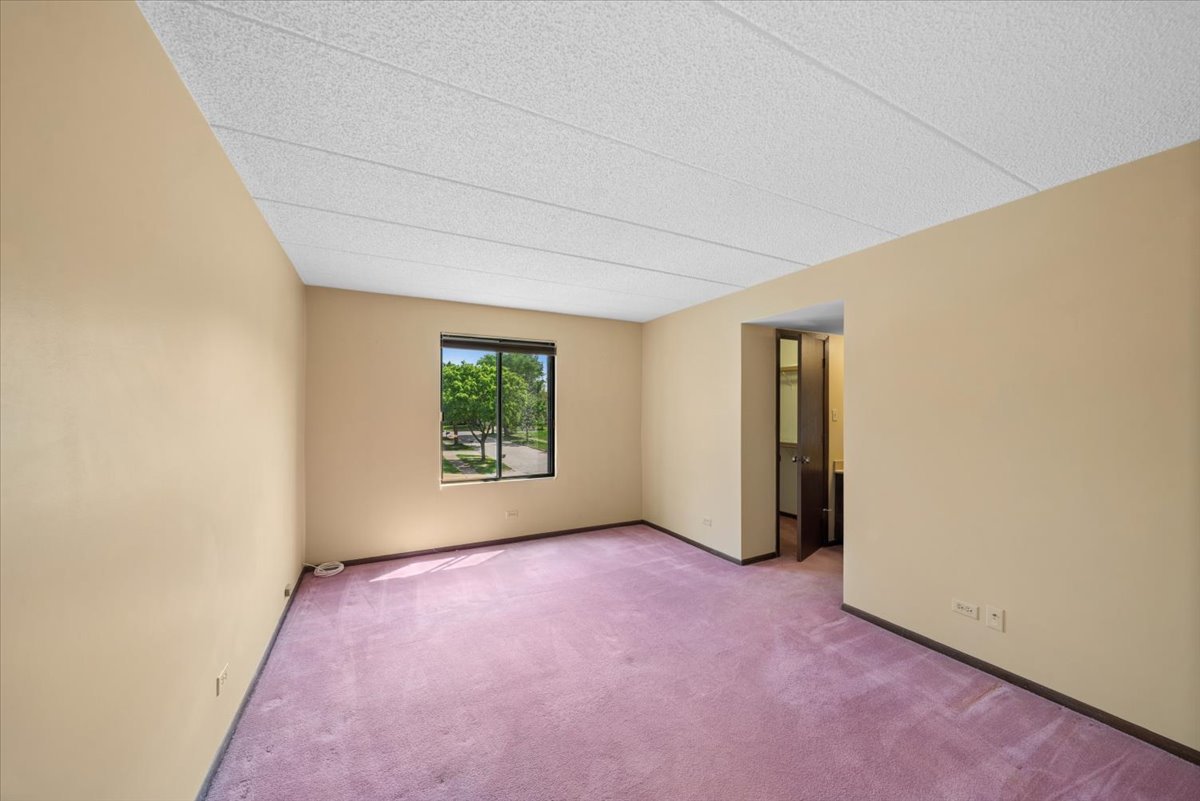 525 Cumnor Road #204, Westmont, IL 60559