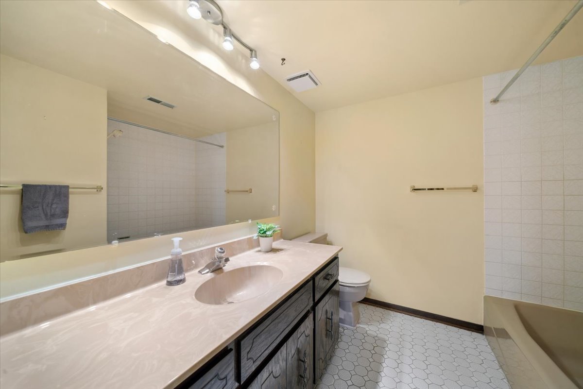 525 Cumnor Road #204, Westmont, IL 60559