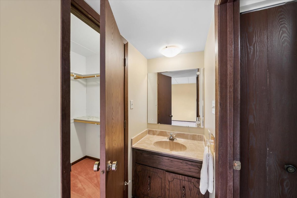 525 Cumnor Road #204, Westmont, IL 60559