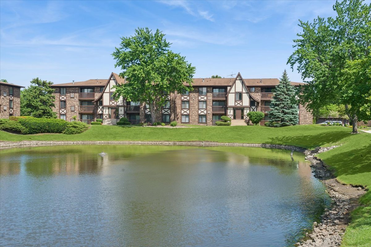 525 Cumnor Road #204, Westmont, IL 60559