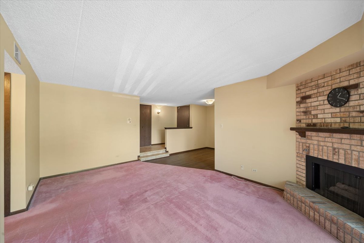 525 Cumnor Road #204, Westmont, IL 60559