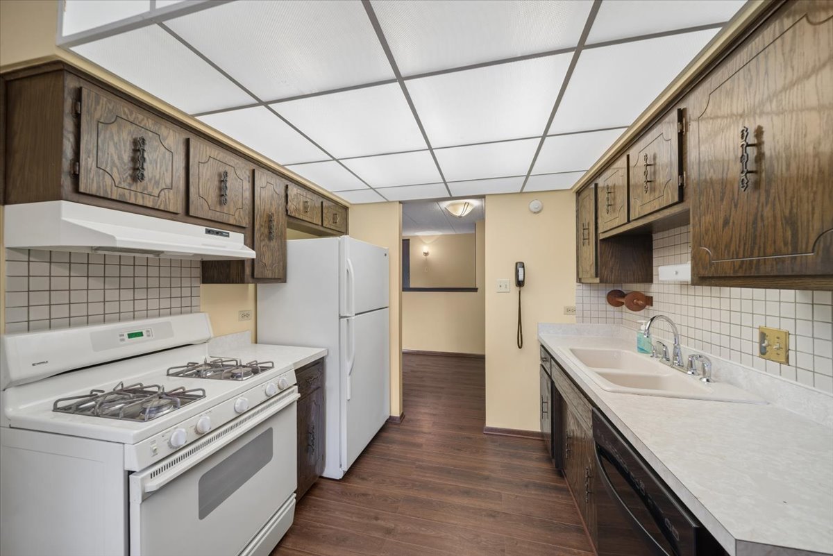 525 Cumnor Road #204, Westmont, IL 60559