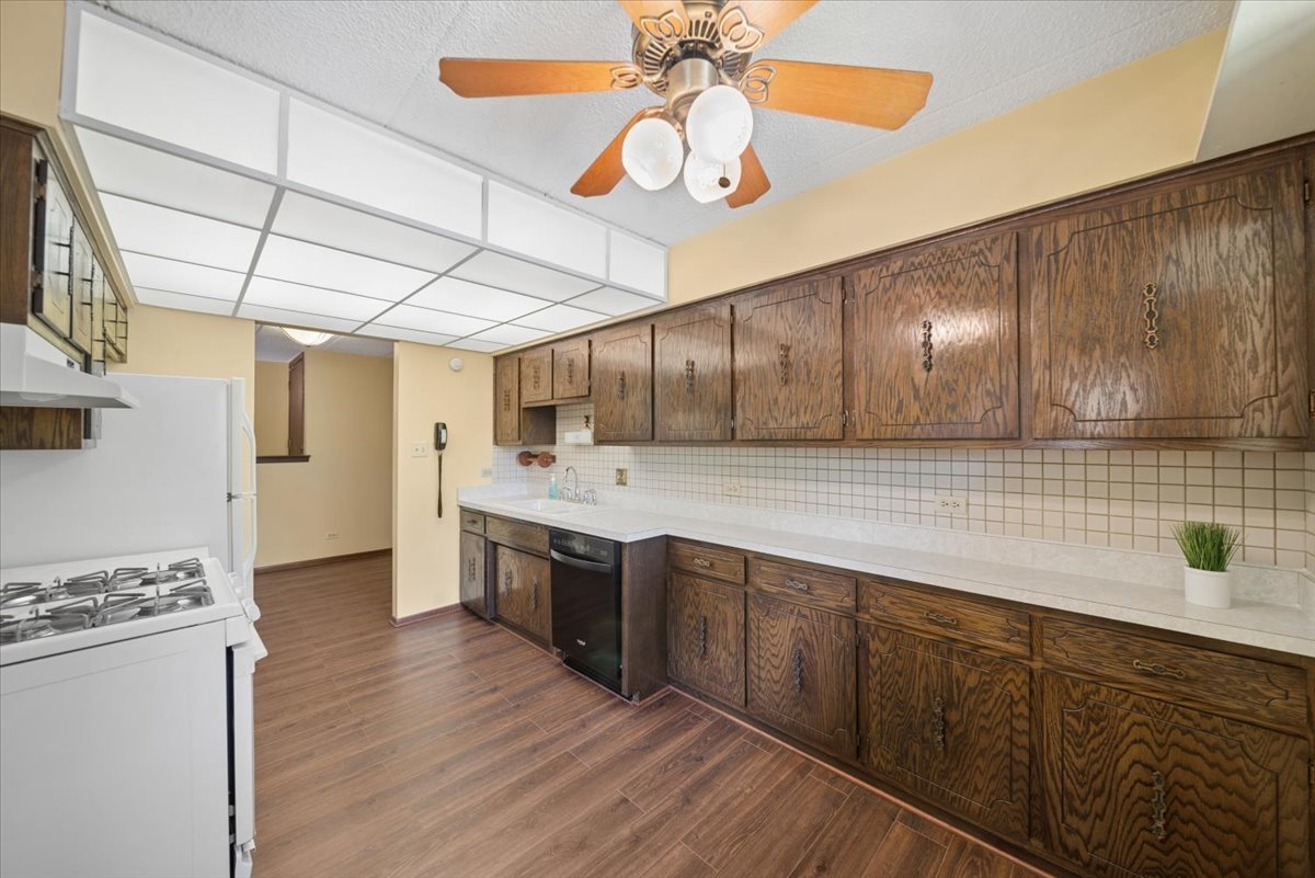 525 Cumnor Road #204, Westmont, IL 60559