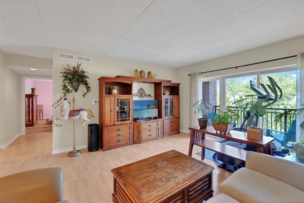 635 Perrie Drive #404, Elk Grove Village, IL 60007