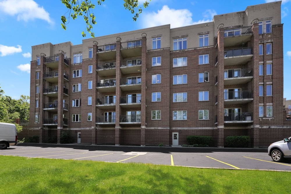 635 Perrie Drive #404, Elk Grove Village, IL 60007