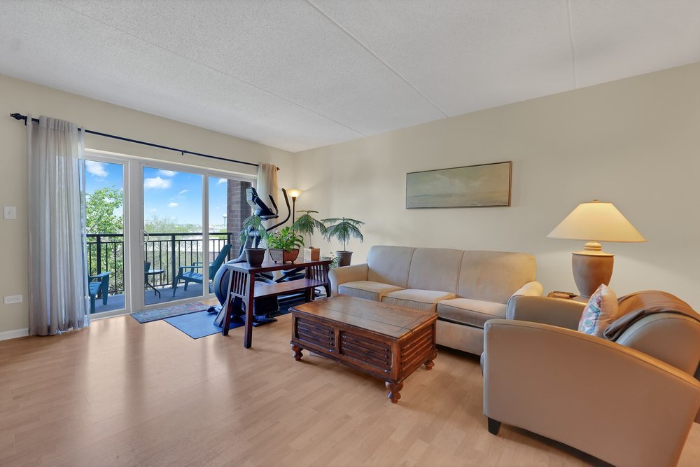635 Perrie Drive #404, Elk Grove Village, IL 60007