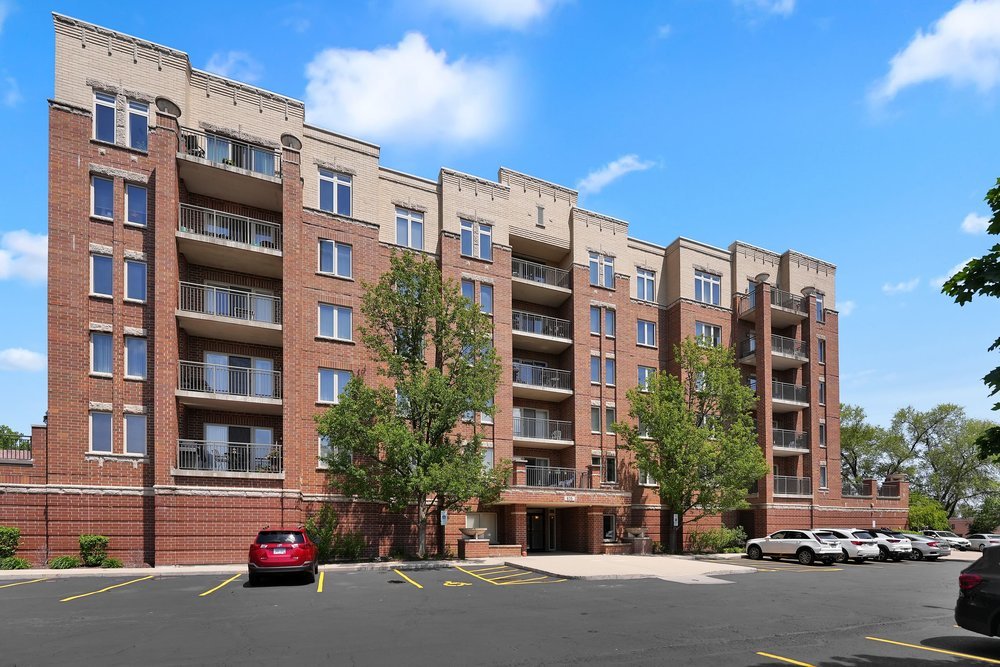 635 Perrie Drive #404, Elk Grove Village, IL 60007