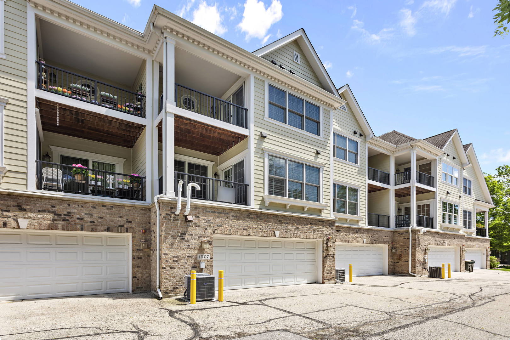 1907 Lynn Circle, Libertyville, IL 60048