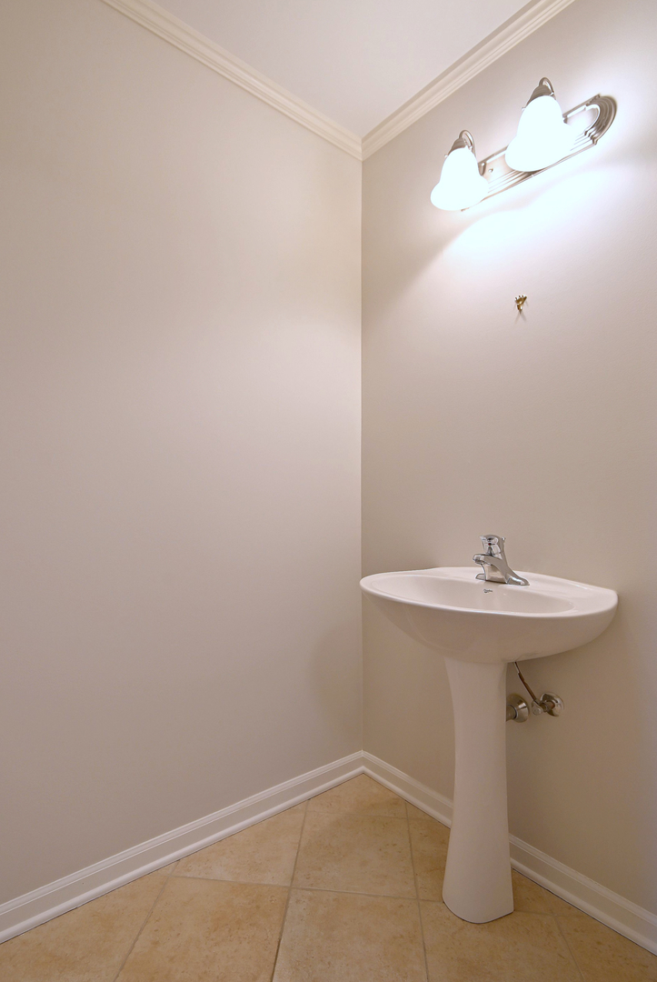 855 E 22nd Street #313, Lombard, IL 60148