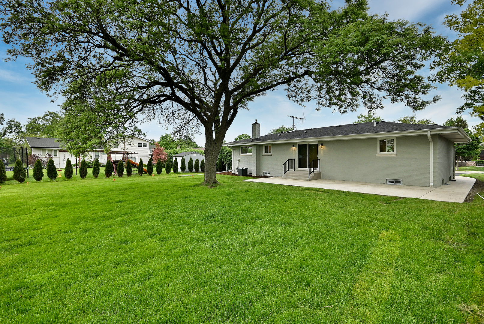 675 S Edgewood Avenue, Elmhurst, IL 60126
