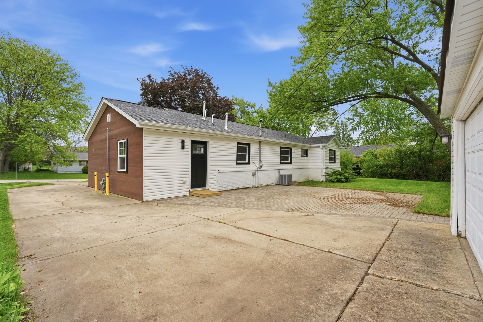 960 Basswood Street, Hoffman Estates, IL 60169