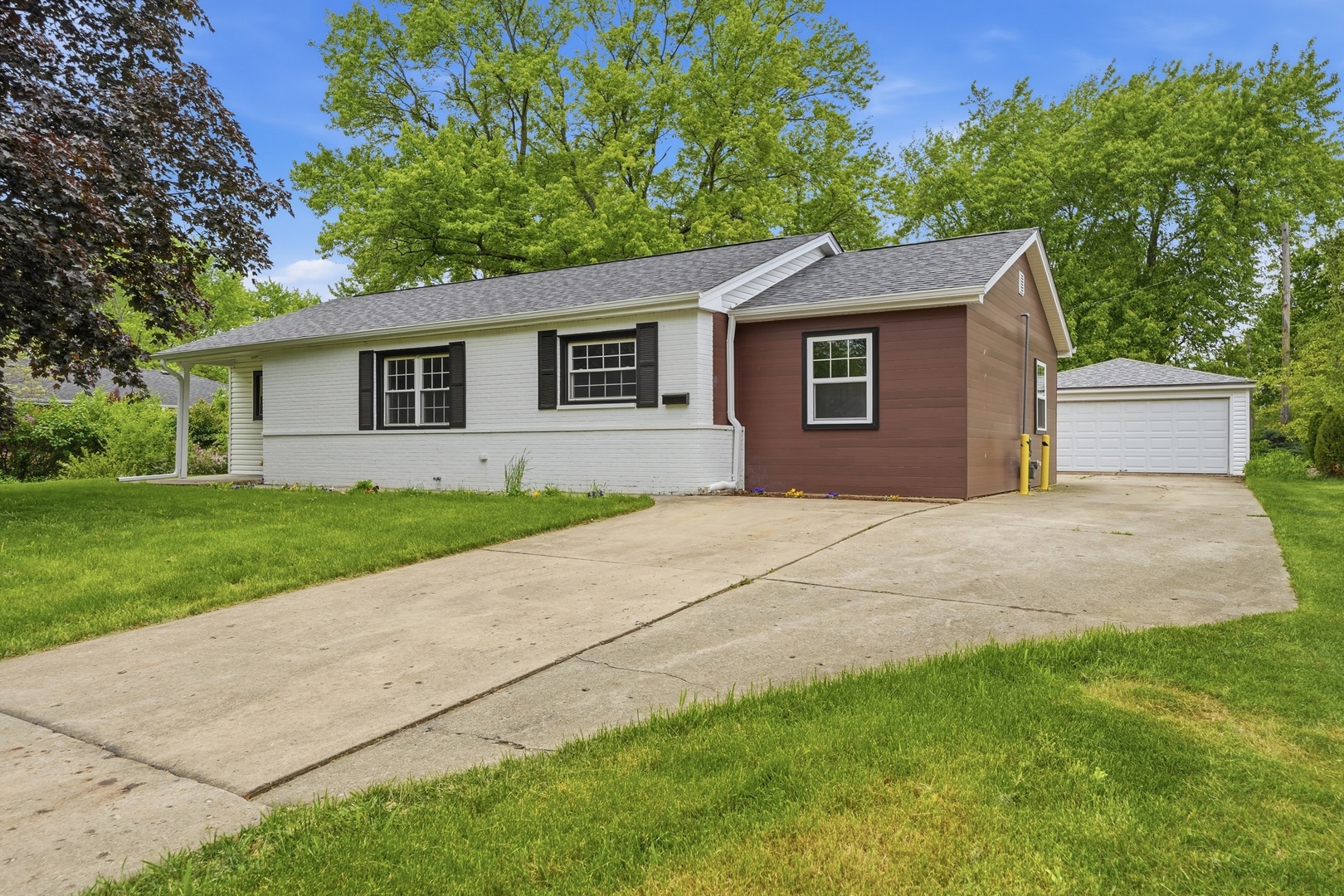 960 Basswood Street, Hoffman Estates, IL 60169