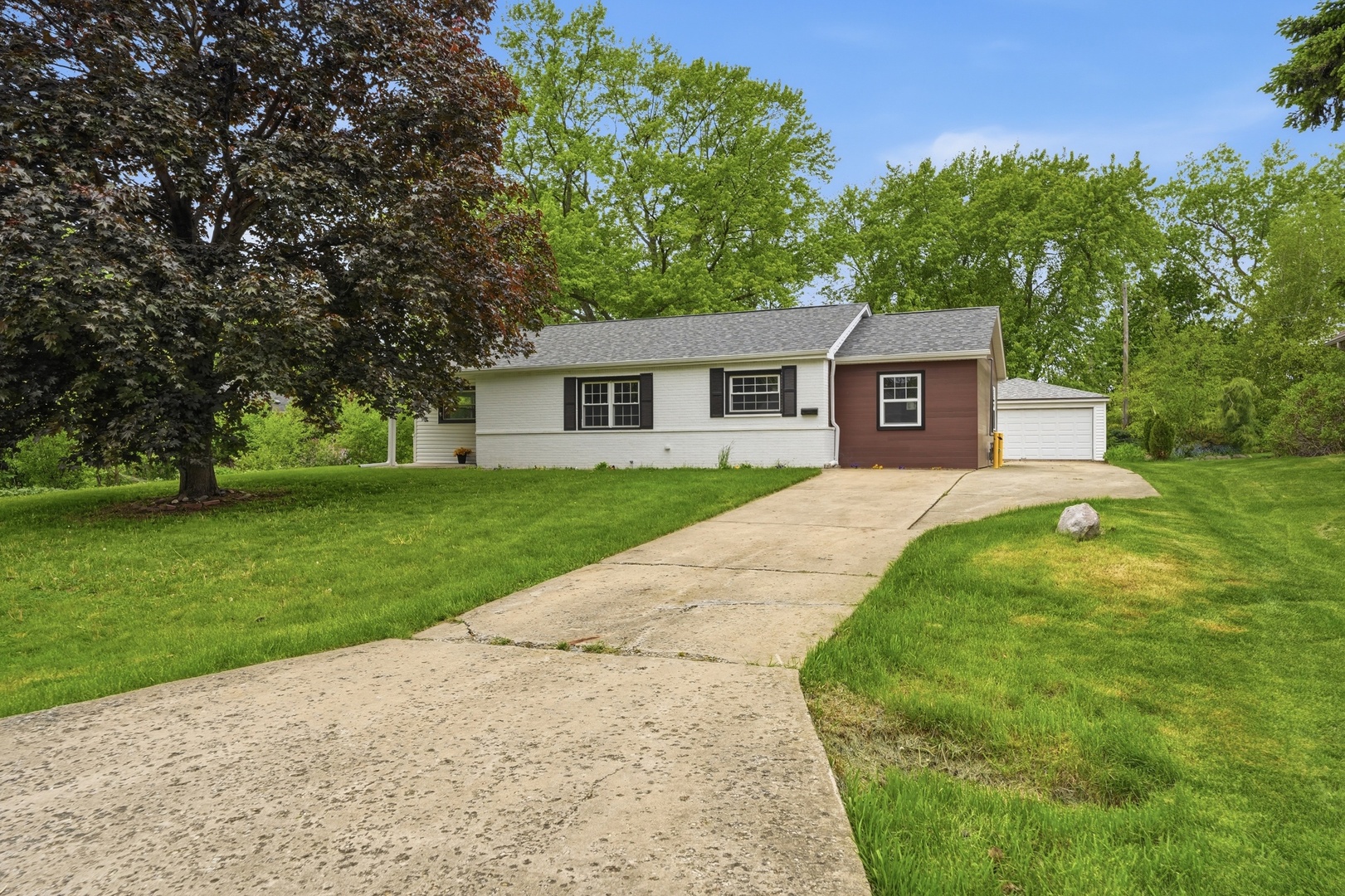 960 Basswood Street, Hoffman Estates, IL 60169