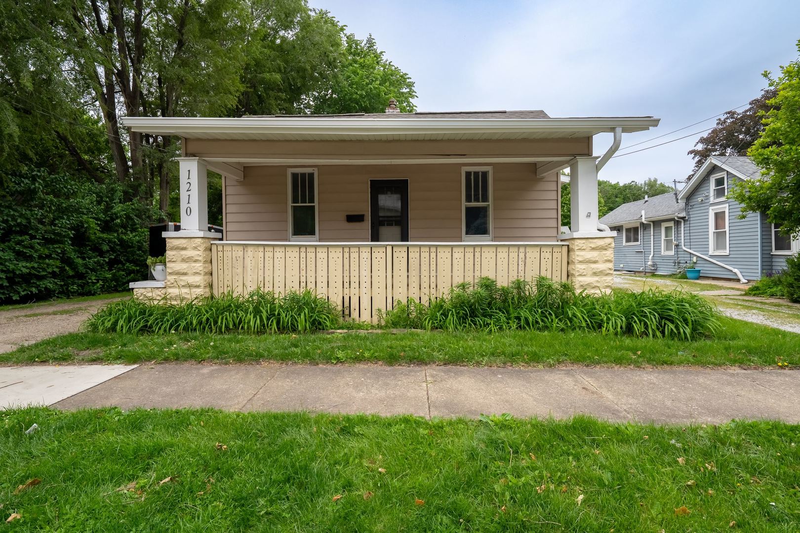 1210 N Madison Street, Bloomington, IL 61701