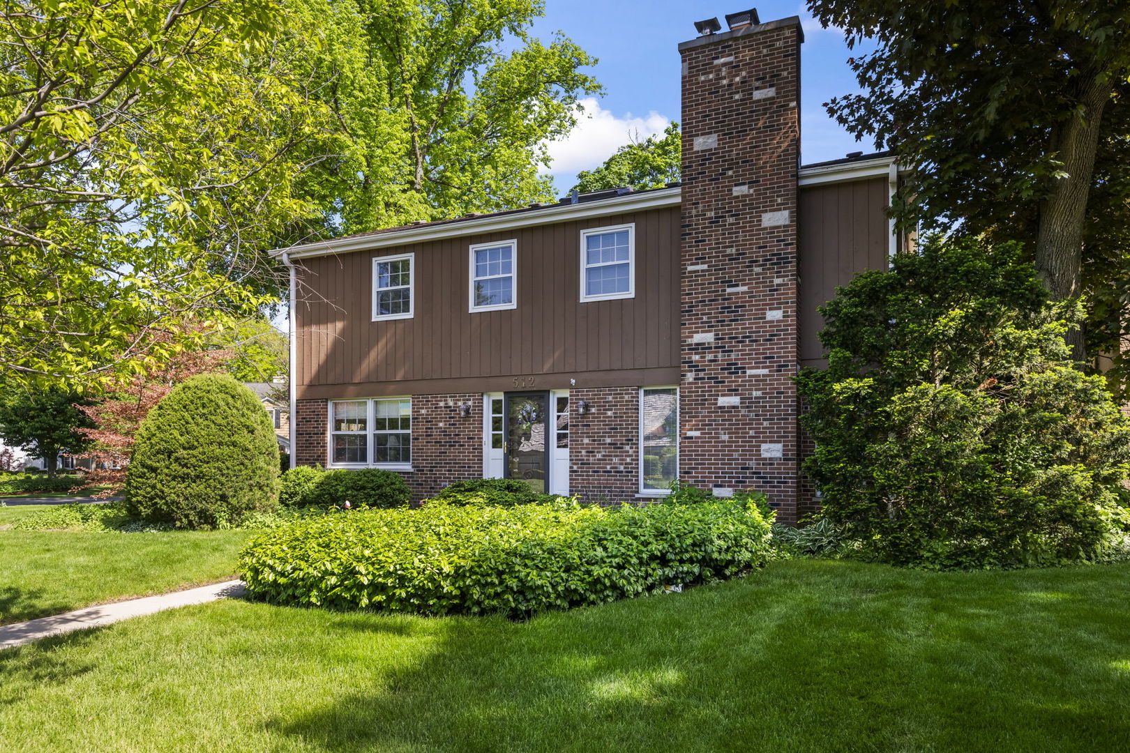 512 S Bristol Lane, Arlington Heights, IL 60005