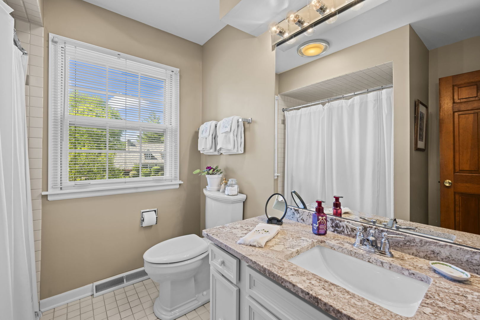 512 S Bristol Lane, Arlington Heights, IL 60005