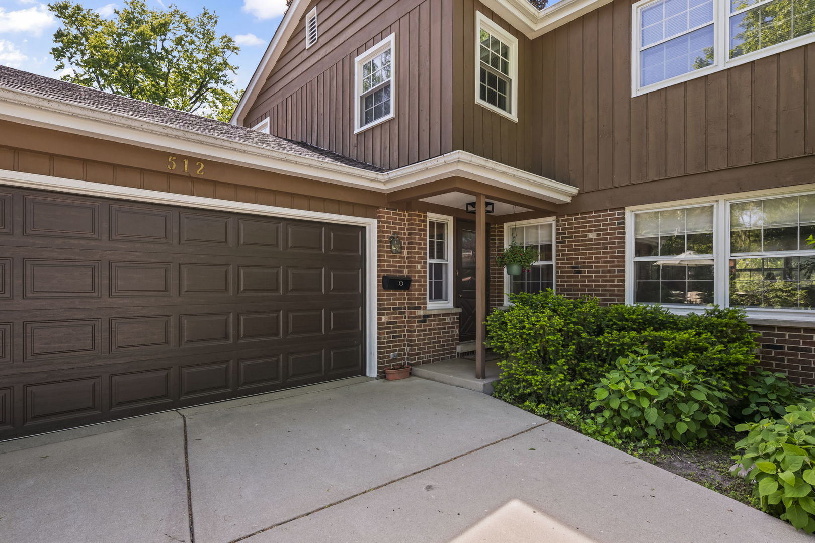 512 S Bristol Lane, Arlington Heights, IL 60005