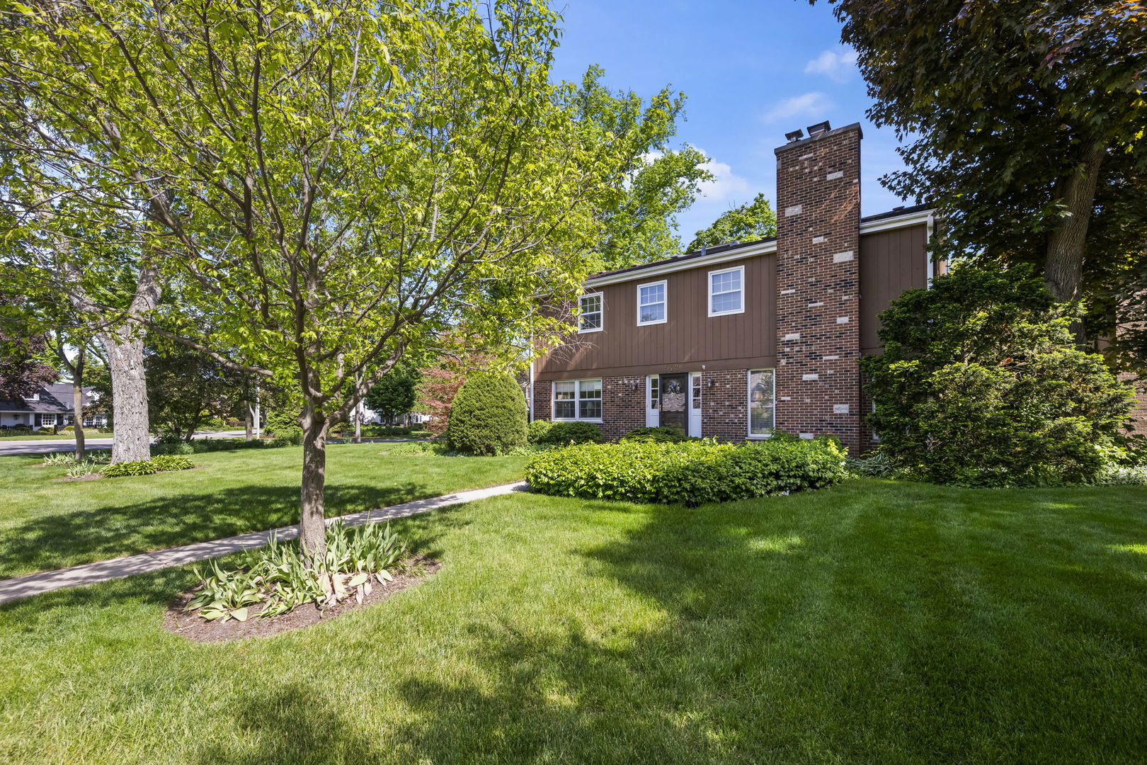512 S Bristol Lane, Arlington Heights, IL 60005