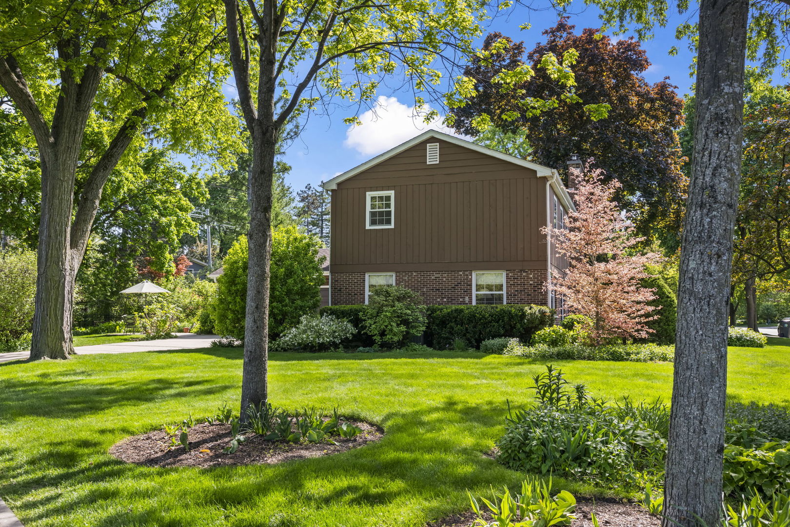 512 S Bristol Lane, Arlington Heights, IL 60005