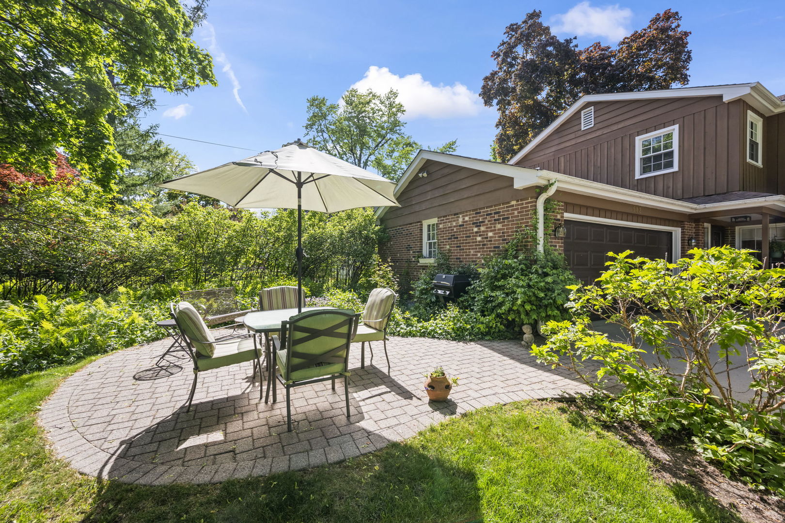 512 S Bristol Lane, Arlington Heights, IL 60005