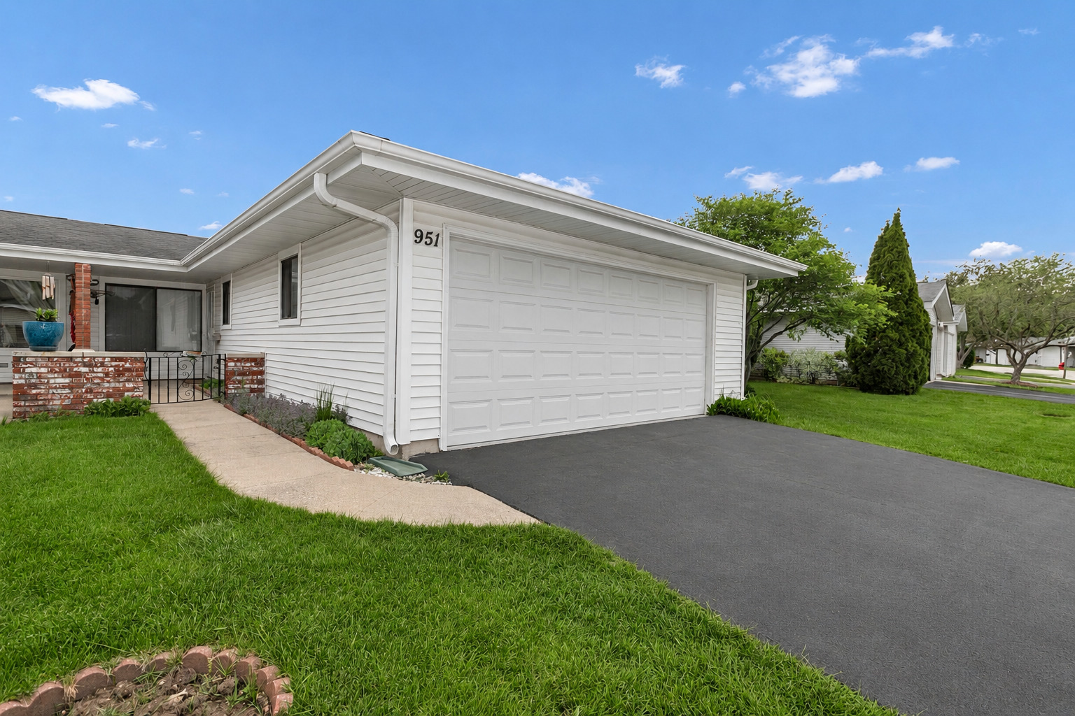 951 Chelsea Lane, Schaumburg, IL 60193