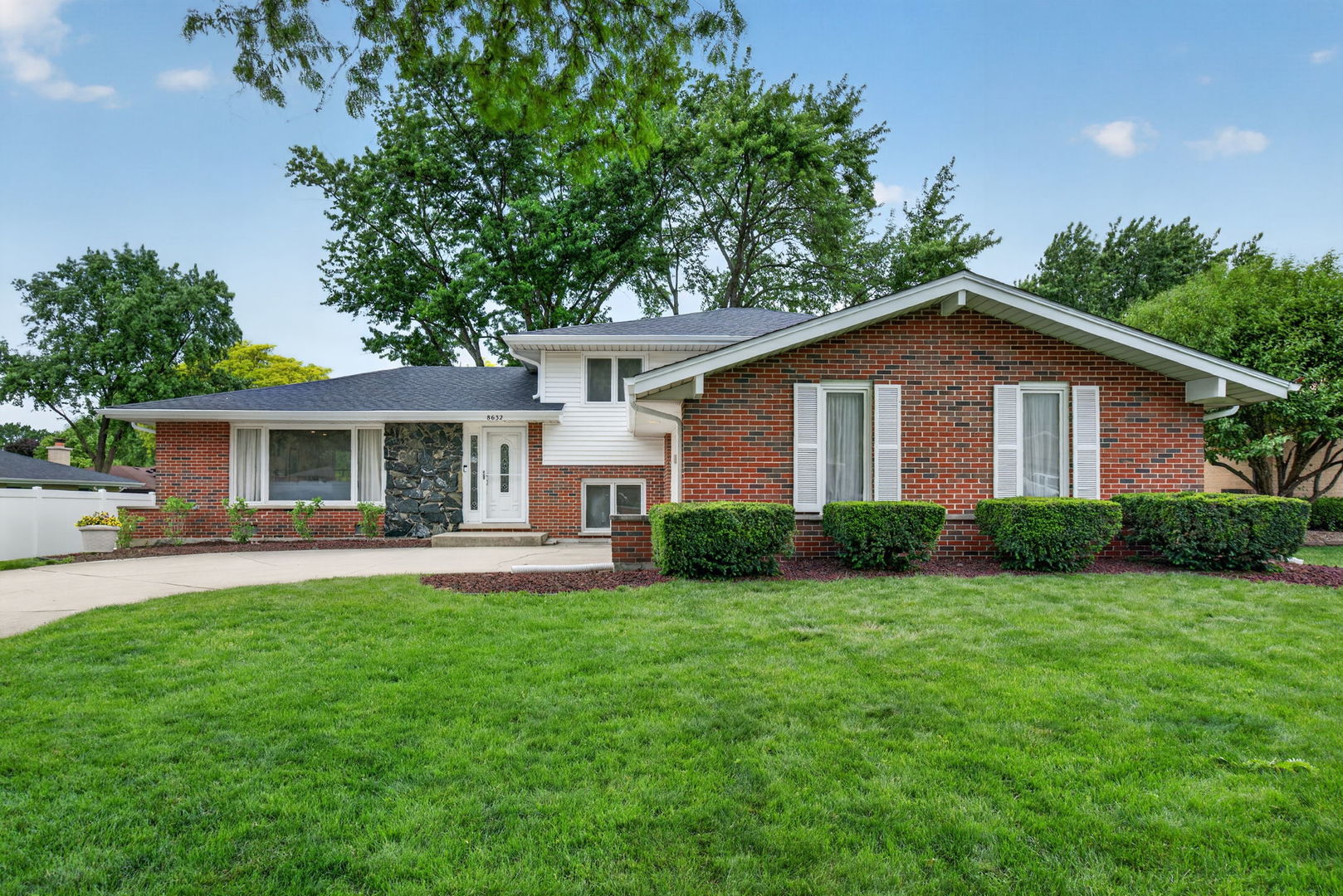 8632 Clifford Drive, Darien, IL 60561
