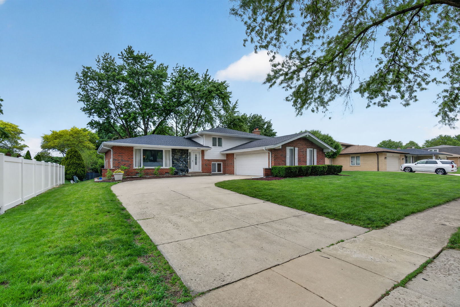 8632 Clifford Drive, Darien, IL 60561