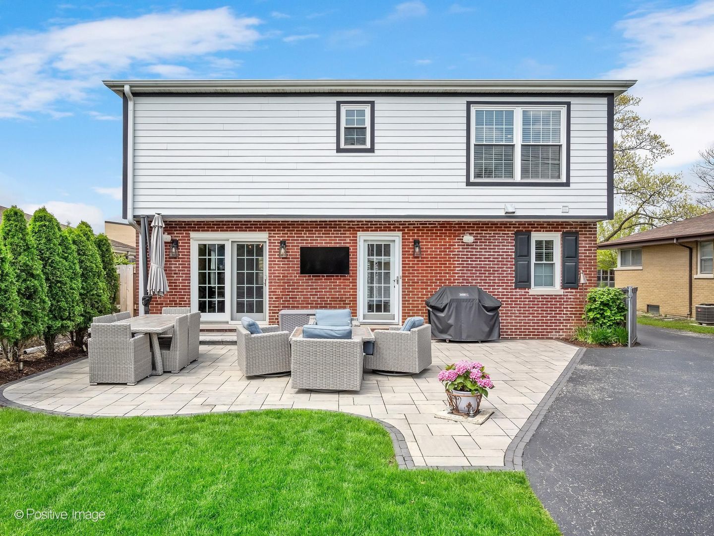949 S Euclid Avenue, Elmhurst, IL 60126
