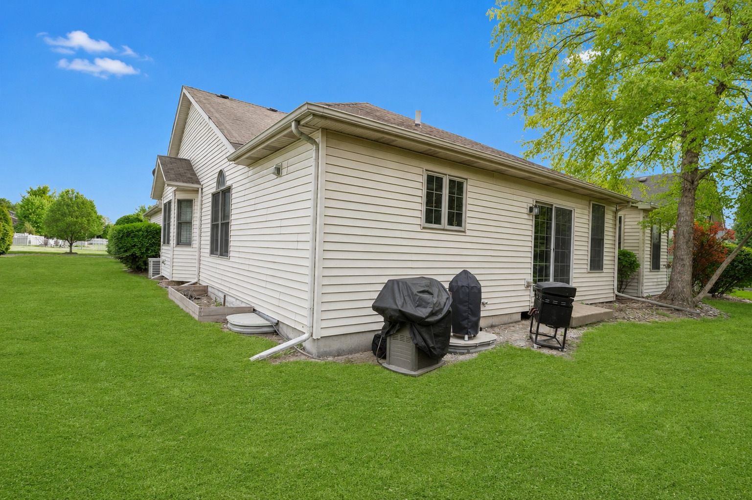 246 Red Hawk Road, Hampshire, IL 60140