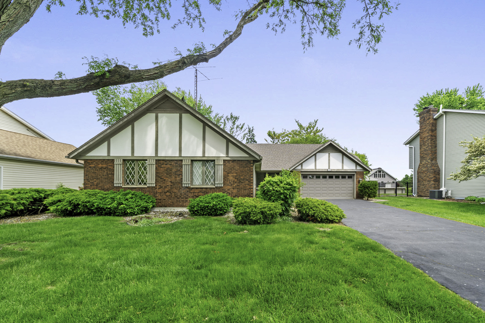 2445 Coach And Surrey Lane, Aurora, IL 60506