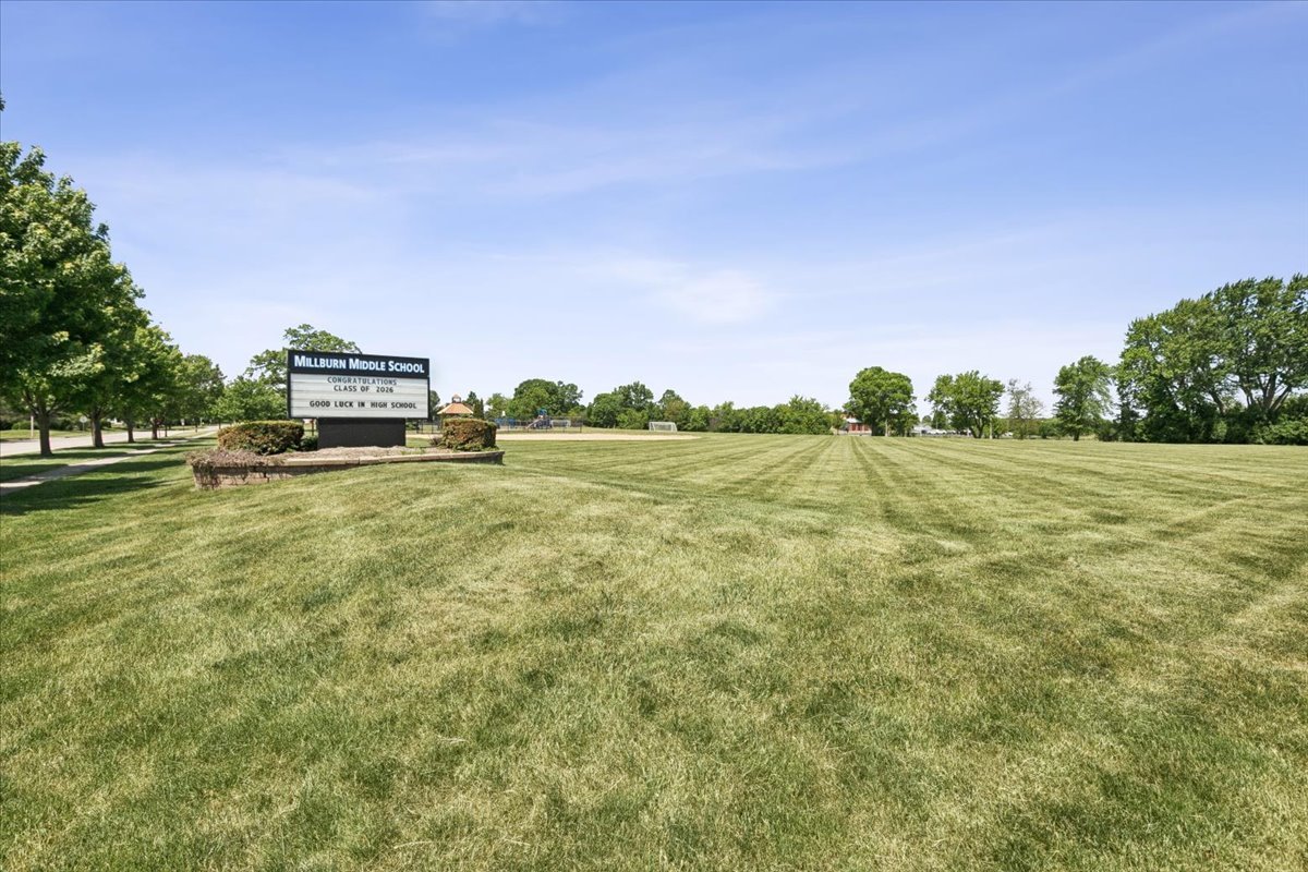 2952 Liberty Lane, Lindenhurst, IL 60046