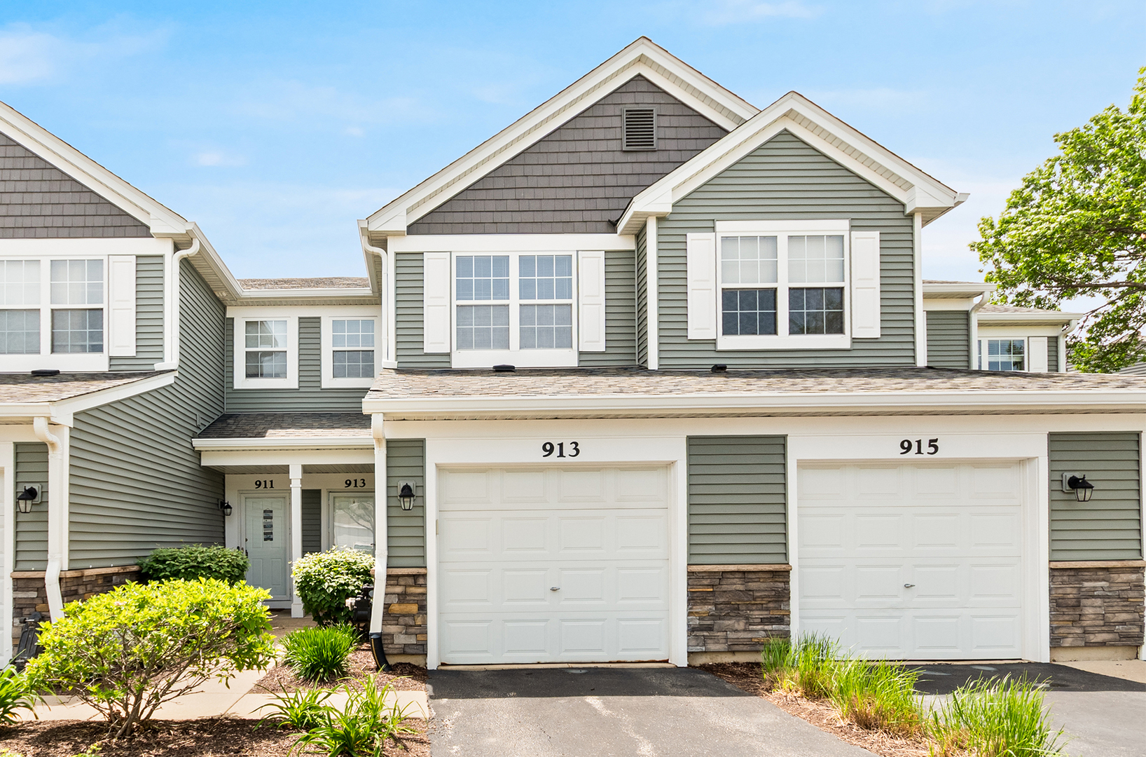 913 Genesee Drive, Naperville, IL 60563