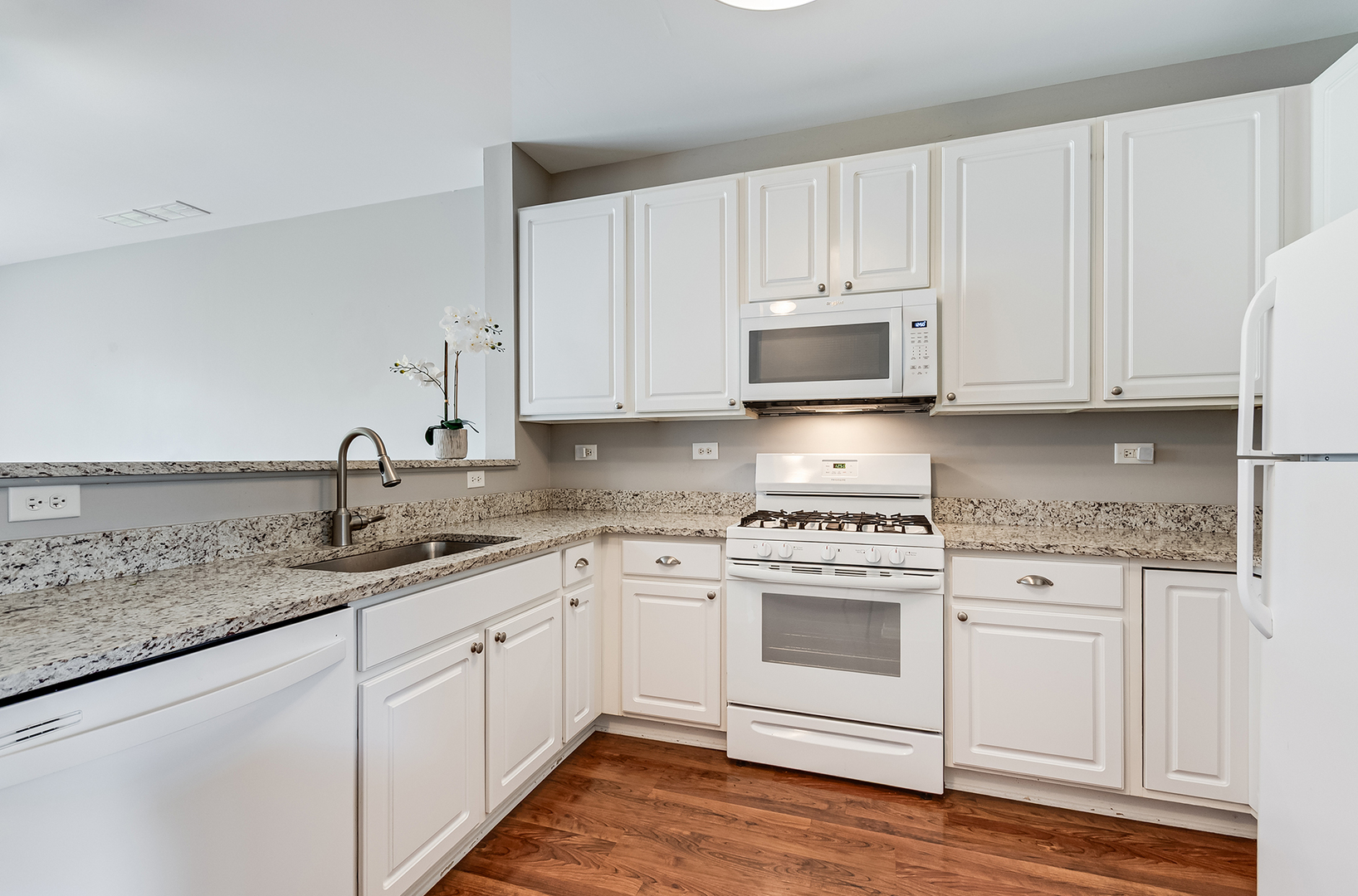 913 Genesee Drive, Naperville, IL 60563