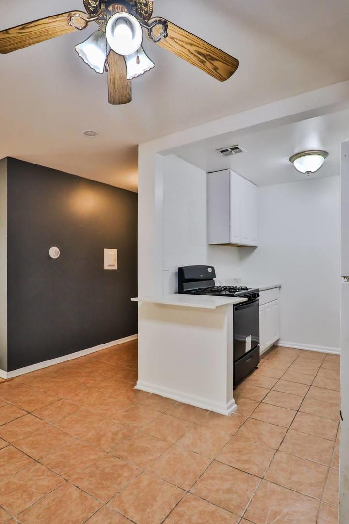 1085 Valley Lane #216, Hoffman Estates, IL 60169