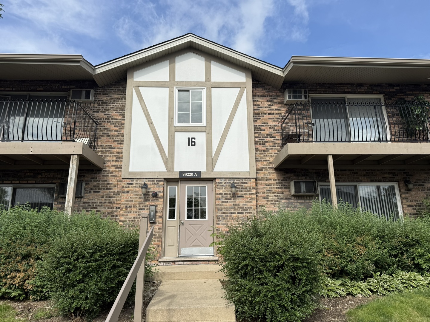 9S220 Lake Drive #16A-102, Willowbrook, IL 60527
