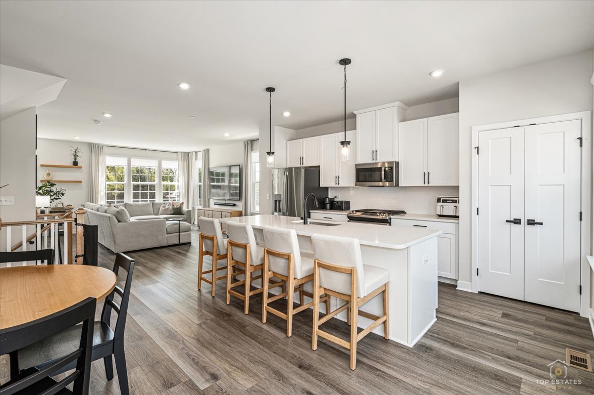 197 Canterbury Way, Lake Zurich, IL 60047